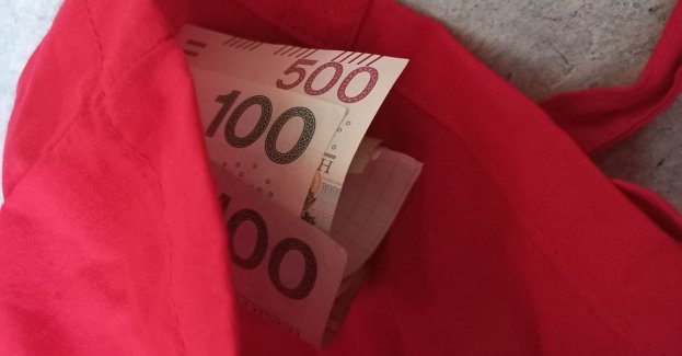 Seniorka uwierzyła w historię o potrąceniu kobiety przez swoją wnuczkę. 84-latka straciła blisko 30 tysięcy złotych i złotą biżuterię