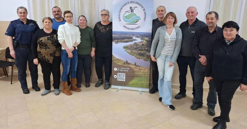 zdjęcie: Dzielnicowa rozmawiała z Brokowiankami o bezpieczeństwie / fot. KPP w Ostrowi Mazowieckiej