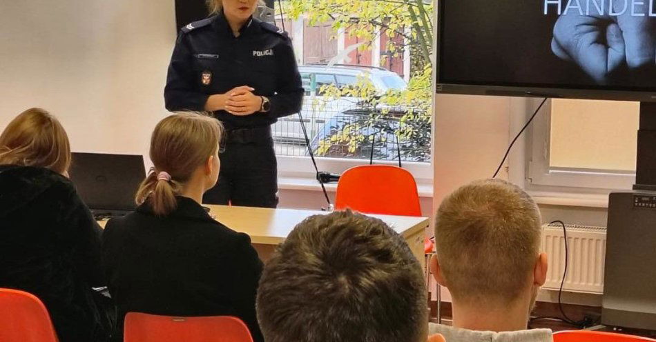zdjęcie: Szczytno policjanci uczą jak rozpoznać handel ludźmi / fot. KPP w Szczytnie Spotkanie w PUP w Szczytnie
