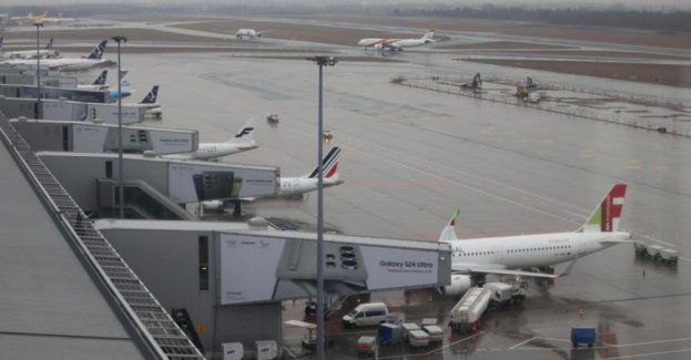 Placówka SG na Okęciu skontrolowała w zeszłym roku ponad 6,7 mln pasażerów