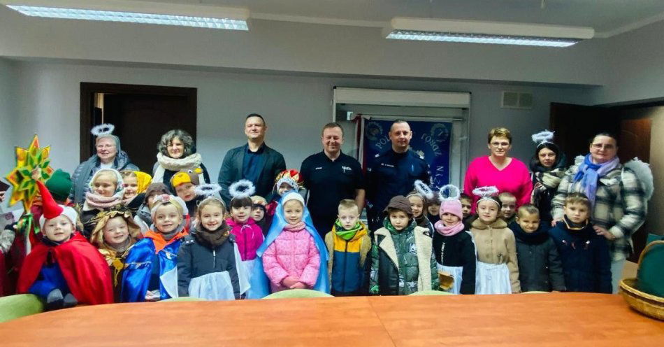 zdjęcie: Przedszkolaki z Salezjanek rozgrzały serca w komisariacie / fot. KPP w Świdwinie