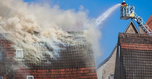 Strażacy gaszą pożar pustostanu po w dawnym hotelu w Szydłowcu