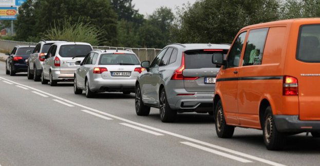 Turyści wracają z Tatr po ostatnim weekendzie lata; korki na zakopiance