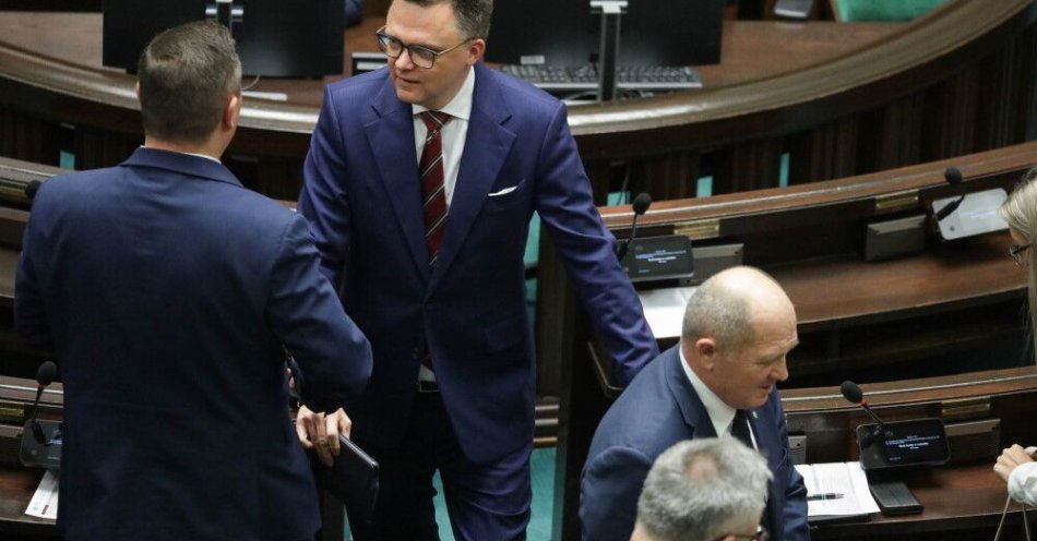 zdjęcie: Szymon Hołownia wybrany na wicemarszałka Sejmu / Warszawa, 18.11.2025. Marszałek Sejmu Szymon Hołownia (C) na sali obrad Sejmu, 18 bm. Posłowie wybiorą nowego marszałka. Sejm będzie też pracować nad projektem ustawy ws. likwidacji CBA, projektem dot. asystencji osobistej oraz ws. zwiększenia bezpieczeństwa na Bałtyku. (ad) PAP/Tomasz Gzell