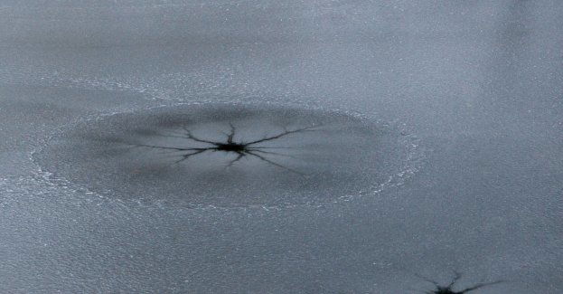 Dziecko wjechało sankami na lód, który załamał się