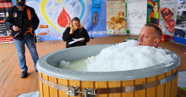 W Przygodzicach trwa próba pobicia rekordu Polski w morsowaniu w lodzie; celem pomoc choremu dziecku