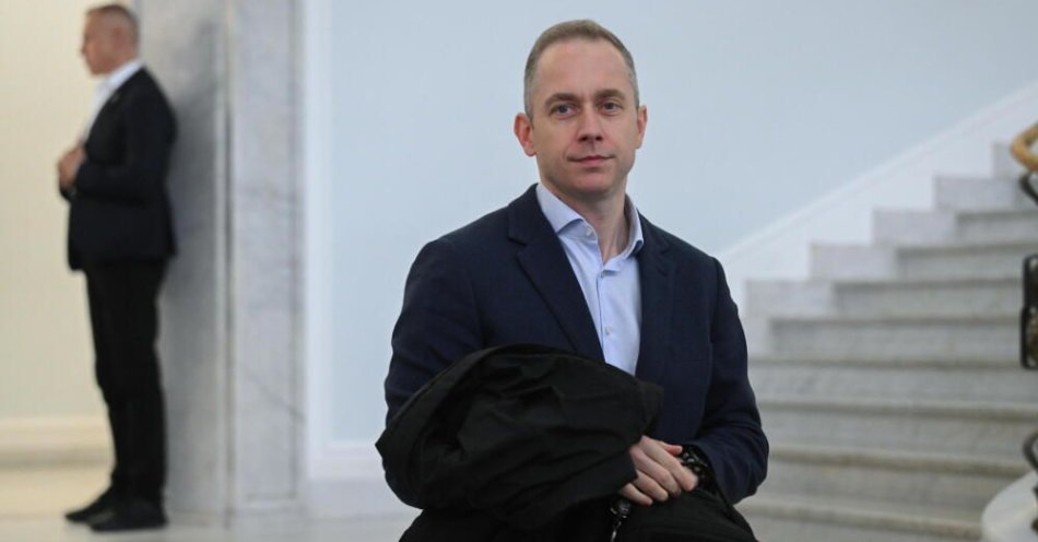 zdjęcie: Tomczyk: Polska zbuduje własny system antydronowy / Warszawa, 17.10.2025. Wiceminister obrony narodowej Cezary Tomczyk na korytarzu sejmowym w trzecim dniu 43. posiedzenia niższej izby parlamentu, 17 bm. (rp/dw) PAP/Radek Pietruszka