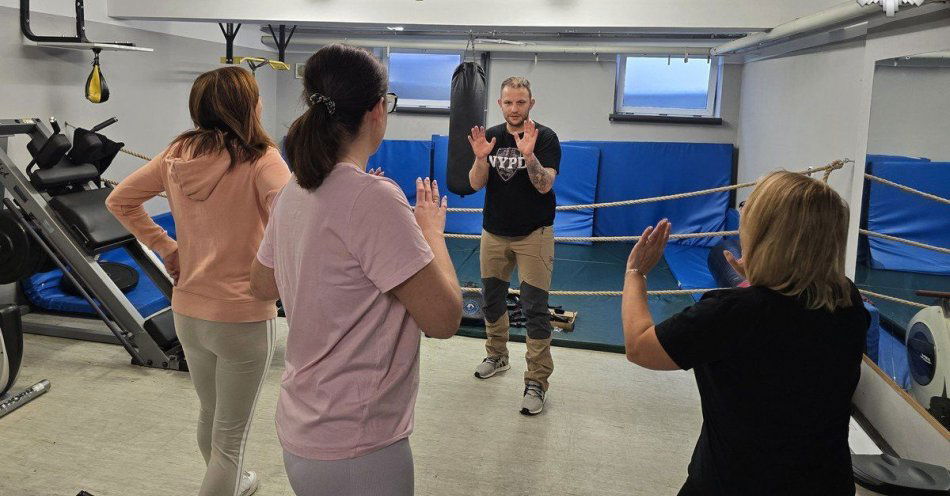 zdjęcie: Samoobrona w mikołowskiej policji. Szkolenie dla kobiet / fot. KPP w Mikołowie