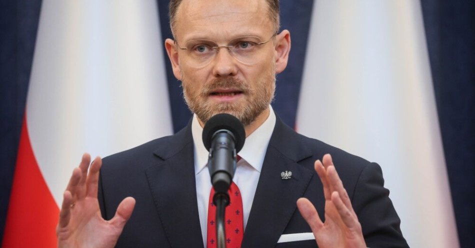 zdjęcie: Szef KPRP: przepisy zawetowanej noweli godziły m.in. w ochronę małoletnich / Warszawa, 16.03.2026. Szef Kancelarii Prezydenta RP Zbigniew Bogucki (P) podczas konferencji prasowej w Pałacu Prezydenckim w Warszawie, 16 bm. Spotkanie dot. m.in. weta prezydenta do ustawy wdrażającej unijny program SAFE. (jm) PAP/Leszek Szymański