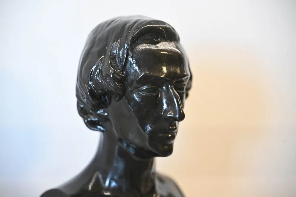 zdjęcie: Japoński naukowiec: Polska znana jest w Japonii głównie dzięki muzyce Chopina / Warszawa, 13.10.2025. Popiersie Fryderyka Chopina w Muzeum Fryderyka Chopina w Warszawie, 13 bm. W stolicy trwa XIX Międzynarodowy Konkurs Pianistyczny im. Fryderyka Chopina. (sko) PAP/Radek Pietruszka