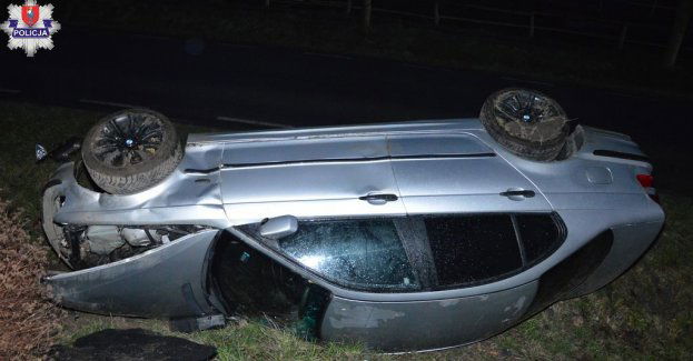 Kierujący BMW wjechał do rowu
