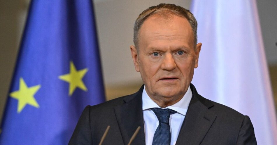 zdjęcie: Res Futura: wpis Tuska w serwisie X najczęściej wyświetlanym postem na świecie w tematach społeczno-politycznych / Berlin, 01.12.2025. Premier Donald Tusk podczas konferencji prasowej po ceremonii przekazania zrabowanych w Polsce podczas wojny dóbr kultury, 1 bm. w siedzibie Urzędu Kanclerskiego w Berlinie. 73 dokumenty pergaminowe z XIII–XV w. ze zbiorów Archiwum Głównego Akt Dawnych w Warszawie oraz głowa św. Jakuba Starszego - fragment rzeźby z XIV w. z kościoła NMP na Zamku Wysokim w Malborku - wracają z Niemiec do Polski. W stolicy Niemiec rozpoczęły się 17. polsko-niemieckie konsultacje międzyrządowe,