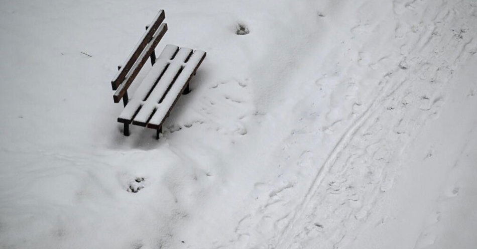 zdjęcie: W najbliższych dniach rozpogodzenia, opady śniegu i mróz do minus 25 st. C / Przemyśl, 24.01.2026. Opady świeżego śniegu w Przemyślu, 24 bm. Po niedawnych siarczystych mrozach obecnie na Podkarpaciu temperatura oscyluje w granicach 0 stopni C. PAP/Darek Delmanowicz