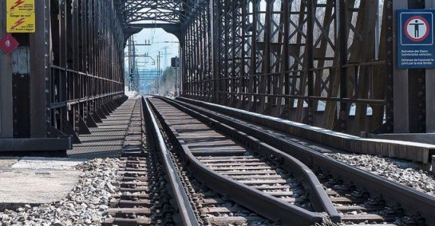 Potrącenie młodej kobiety na wiadukcie kolejowym