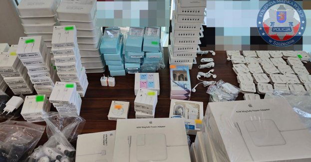 Szczecińscy policjanci zabezpieczyli "podróbki" akcesoriów telefonicznych o wartości ponad 120 tysięcy złotych
