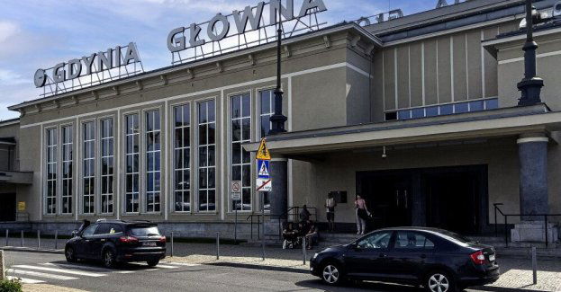 Uruchomiono połączenie kolejowe Praga-Gdynia; pierwszy pociąg wyruszył z opóźnieniem