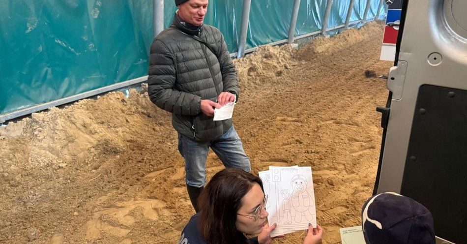 zdjęcie: Policjantki promowały bezpieczeństwo na Hubertusie w Chorzelowie / fot. KPP w Mielcu