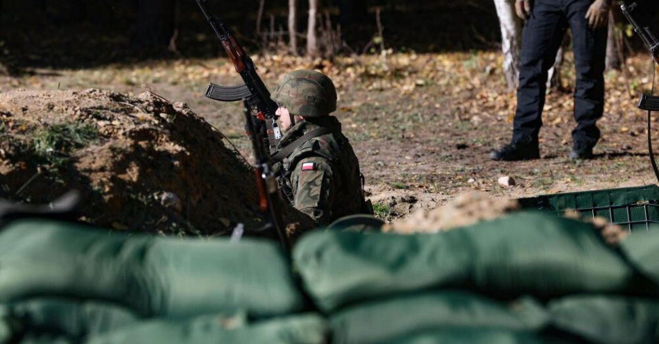 zdjęcie: Sondaż dla WP: 59,4 proc. Polaków uważa, że powinna wrócić obowiązkowa zasadnicza służba wojskowa / Jeżewo, 20.10.2025. Ćwiczenia poligonowe z zakresu medycyny pola walki pn. „COMBAT EVAC SEQUENCE- Współdziałanie elementów ewakuacji medycznej - od zaistnienia urazu poprzez etapy ewakuacji medycznej” na terenie Wojskowego Ośrodka Szkoleniowego Jeżewo w Jeżewie k. Zgierza, 20 bm. (mz/zkoc) PAP/Marian Zubrzycki