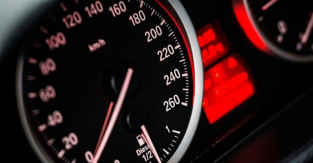 Mieszkaniec województwa pomorskiego pędził przez obszar zabudowany z prędkością 104 km/h. Policjanci zatrzymali mu prawo jazdy
