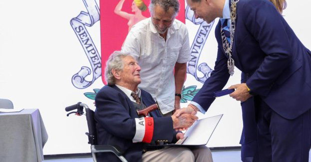 Na uroczystej sesji Rady Warszawy wręczono odznaki Honorowego Obywatela Miasta Stołecznego Warszawy