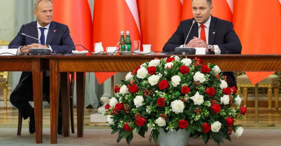 zdjęcie: Sondaż dla WP: 76 proc. Polaków uważa, że konflikt pomiędzy D. Tuskiem a K. Nawrockim blokuje reformy / Warszawa, 27.08.2025. Prezydent RP Karol Nawrocki (P) i premier Donald Tusk (L) podczas posiedzenia Rady Gabinetowej w Pałacu Prezydenckim w Warszawie, 27 bm. Tematami obrad mają być: stan finansów publicznych, inwestycje rozwojowe, w tym budowa Centralnego Portu Komunikacyjnego i elektrowni jądrowych, a także ochrona polskiego rolnictwa. (mr) PAP/Albert Zawada