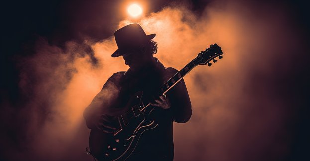 Oszust podał się za gitarzystę znanego zespołu i wyłudził ponad 100 tys. zł