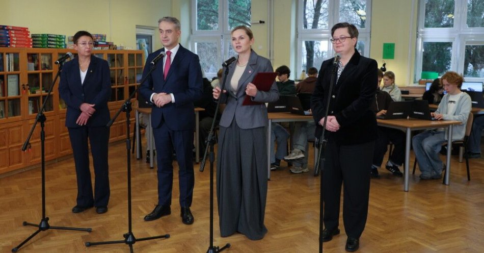 zdjęcie: Nowacka: 735 tys. laptopów trafia do szkół, cyfrowa rewolucja się dokonuje / Warszawa, 16.12.2025. Wicepremier, minister cyfryzacji Krzysztof Gawkowski (2L), minister edukacji Barbara Nowacka (2P), wiceminister edukacji Katarzyna Lubnauer (P) oraz dyrektor VI LO Małgorzata Tudek (L) podczas konferencji prasowej nt. „Cyfrowy Uczeń, czyli cyfrowa transformacja edukacji – wyposażenie szkół w laptopy, laptopy przeglądarkowe i tablety w ramach inwestycji KPO, realizowanej wspólnie przez Ministerstwo Cyfryzacji i Ministerstwo Edukacji Narodowej”, 16 bm. w VI Liceum Ogólnokszt