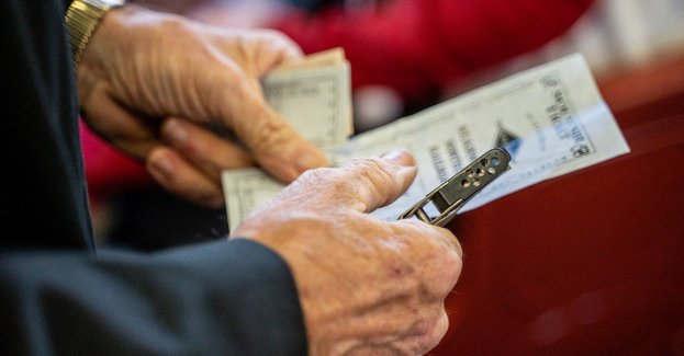 Jechał bez biletu i chodził po torowisku. 31 - latek ukarany mandatem