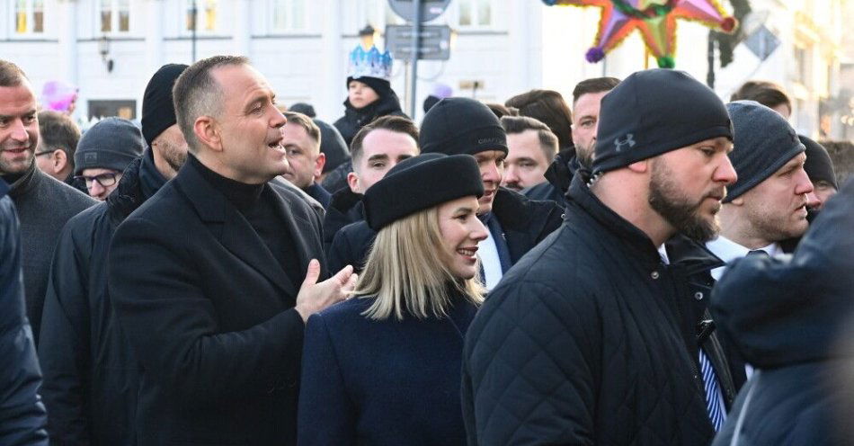 zdjęcie: W orszaku Trzech Króli w Warszawie uczestniczył prezydent RP wraz z małżonką / Warszawa, 06.01.2026. Prezydent RP Karol Nawrocki (C-L) i pierwsza dama Marta Nawrocka (C) wśród uczestników Orszaku Trzech Króli w Warszawie, 6 bm. Kościół katolicki obchodzi 6 stycznia uroczystość Objawienia Pańskiego, czyli święto Trzech Króli, które kończy obchody Bożego Narodzenia.  (jm) PAP/Piotr Nowak