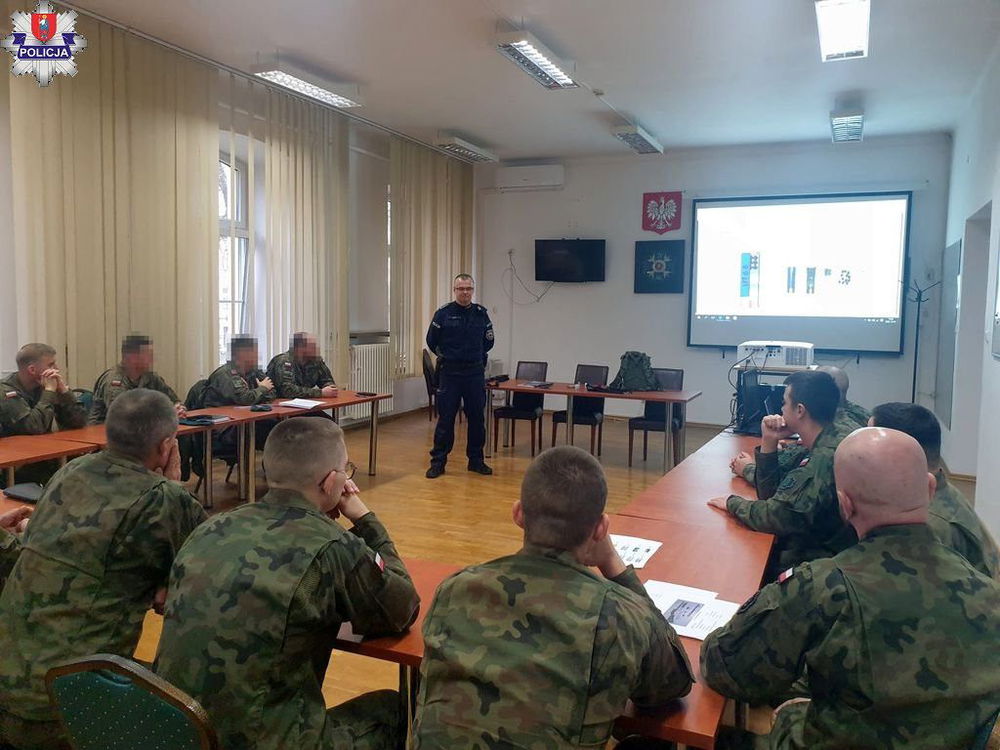 zdjęcie: Policjanci szkolili żołnierzy z obsługi broni gładkolufowej / fot. KMP Zamość