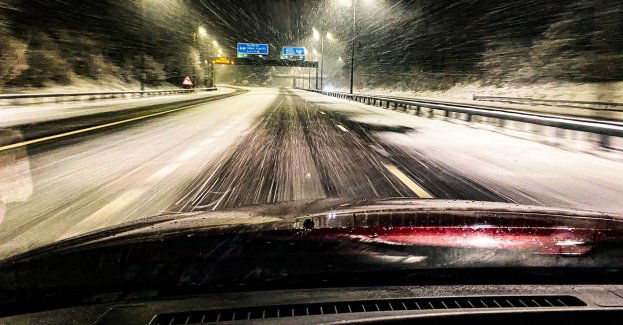 Śnieg i deszcz utrudniają jazdę niemal w całym kraju; na drogach ponad tysiąc piaskarek