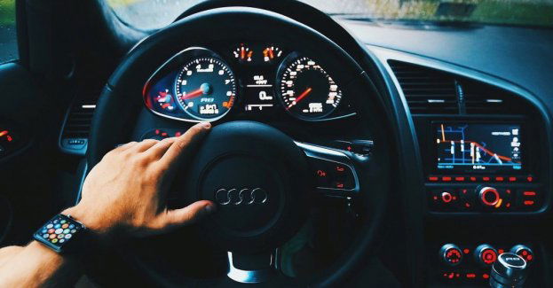 Koziołkujące audi wpadło na posesję w Nowogrodzie Bobrzańskim