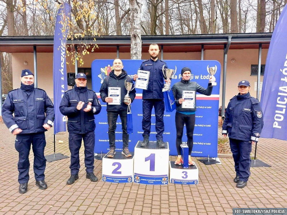zdjęcie: Suchedniowski policjant na podium Niebieskiego Biegu / fot. KPP Skarżysko-Kamienna
