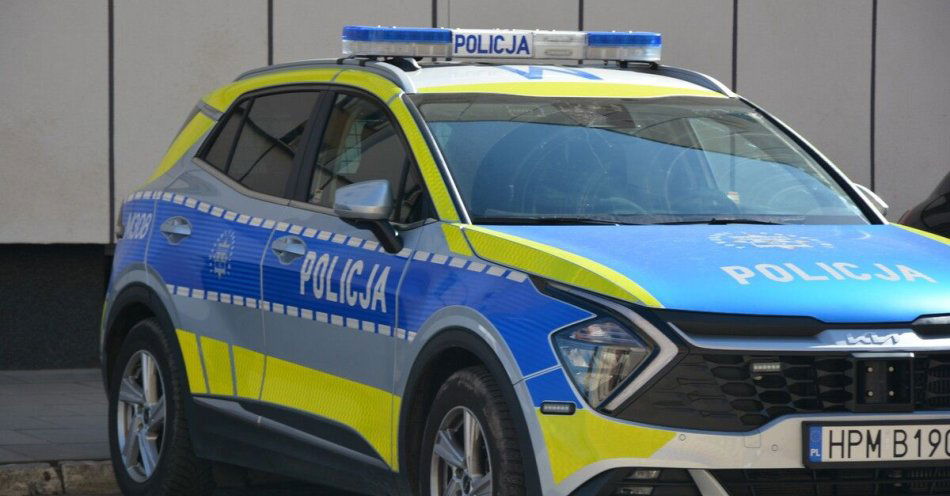 zdjęcie: Policjanci uratowali seniorkę z płonącego domu / fot. KMP Suwałki