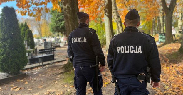 Policja i kursanci pilnują bezpieczeństwa przy cmentarzach