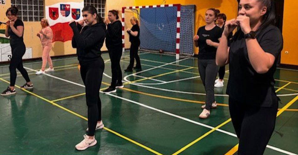 zdjęcie: Policjantki z Kazimierzy Wielkiej ćwiczyły samoobronę / fot. KPP Kazimierza Wielka