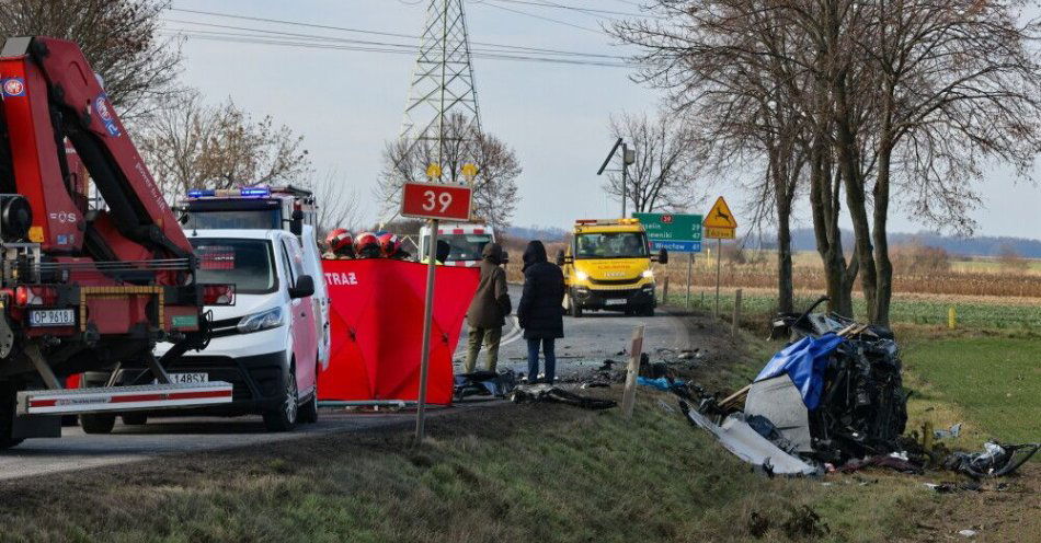 zdjęcie: Ofiarami wtorkowego wypadku pod Brzegiem mogą być Ukraińcy / Zielęcice, 24.12.2025. Miejsce wypadku w miejscowości Zielęcice, 24 bm. W wyniku zderzenia czołowego dwóch samochodów osobowych na skrzyżowaniu dróg krajowych w Zielęciach pod Brzegiem zginęło sześć osób. (ad) PAP/Krzysztof Świderski ***Do tego materiału zdjęciowego dostępna jest również depesza w systemie CSI, pt.: Opolskie/ Sześć ofiar śmiertelnych wypadku drogowego w Zielęcicach***