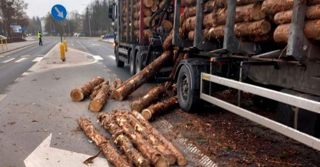 Kierowca nieprawidłowo zabezpieczył ładunek