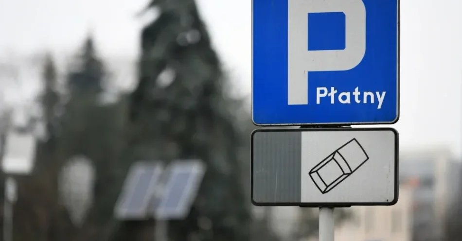 zdjęcie: Od poniedziałku w Krakowie większy obszar płatnego parkowania / Rzeszów, 09.12.2020. Strefa płatnego parkowania w Rzeszowie, 9 bm. Przy jezdniach trwa montaż około 300 nowych kamer oraz 10 dodatkowych tablic elektronicznych, dzięki którym liczba funkcjonujących tablic zwiększy się do 22. System pozwoli dokładnie liczyć miejsca przy wszystkich ulicach objętych opłatami. Koszt rozbudowy systemu to ponad 14 mln zł. 85 procent tej kwoty miasto otrzyma jako dotację z Unii Europejskiej. (dd/jm) PAP/Darek Delmanowicz