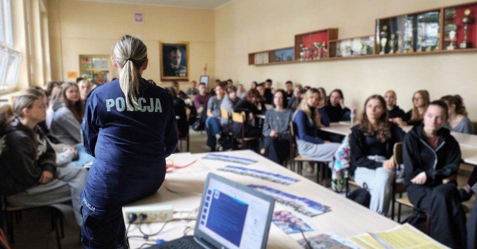 zdjęcie: Policjantki uczą maturzystów jak rozpoznawać handel ludźmi / fot. KPP w Zduńskiej Woli