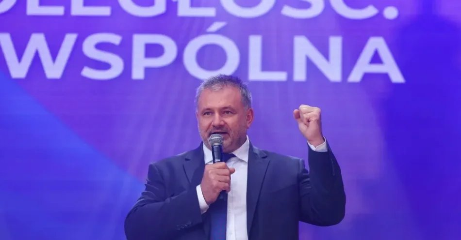 zdjęcie: Żurek do Ukraińców: życzę, żebyście weszli do NATO i Unii Europejskiej / Warszawa, 24.08.2026. Minister sprawiedliwości, prokurator generalny Waldemar Żurek podczas wydarzenia „Niepodległość. Nasza wspólna” z okazji Dnia Niepodległości Ukrainy, 24 bm. na Placu Zamkowym w Warszawie. Wydarzenie zostało zorganizowane przez fundację Stand with Ukraine. 24 sierpnia 1991 Rada Najwyższa przyjęła Akt Niepodległości Ukrainy. (sko) PAP/Paweł Supernak