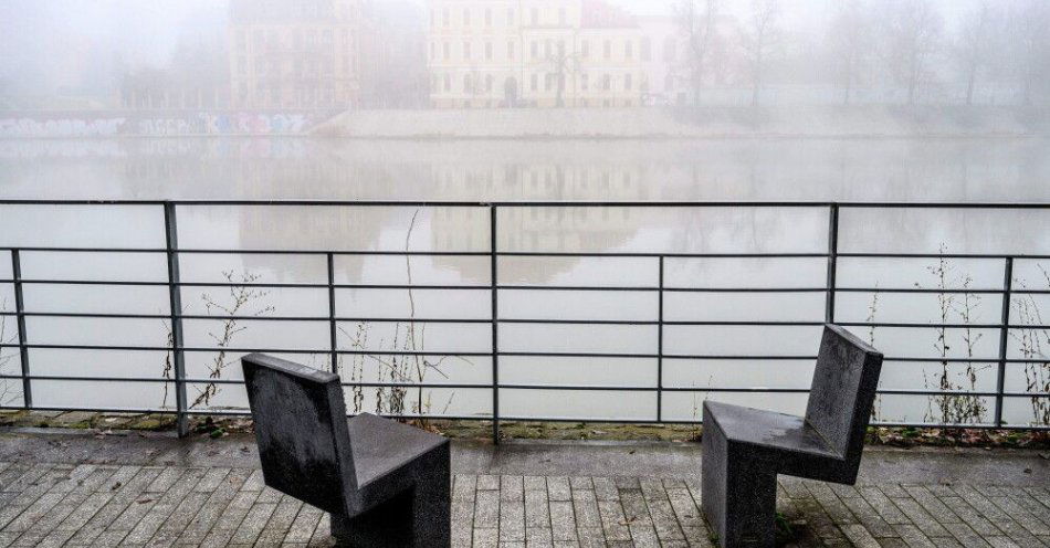 zdjęcie: Klimatolog: tak ciepłego grudnia nie było od 74 lat / Wrocław, 13.12.2025. Ostrów Tumski we Wrocławiu w gęstej mgle, 13 bm. Instytut Meteorologii i Gospodarki Wodnej wydał ostrzeżenie I stopnia przed mgłami dla dziewięciu województw.(sko) PAP/Maciej Kulczyński