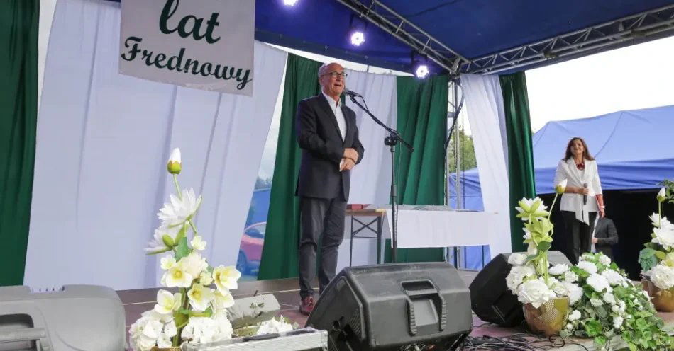 zdjęcie: Warmińsko-mazurskie: obchody 700-lecia wsi Frednowy z udziałem marszałka Sejmu / Frednowy (gm. Iława), 22.08.2026. Marszałek Sejmu Włodzimierz Czarzasty przemawia podczas uroczystości z okazji 700-lecie wsi Frednowy, 22 bm. na terenie boiska Szkoły Podstawowej we Frednowach. (jm) PAP/Tomasz Waszczuk