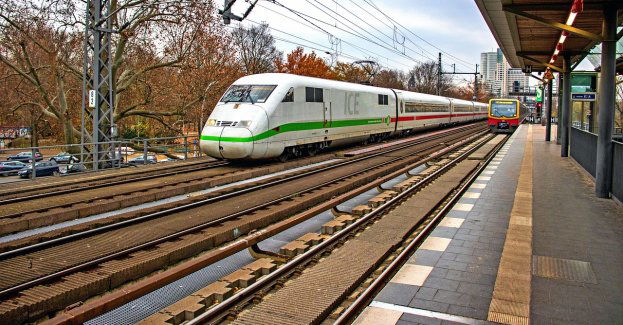 Po ulewie wstrzymany ruch pociągów na stacji kolejowej w Brzegu