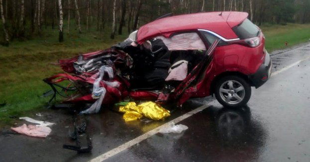 Policjanci wyjaśniają okoliczności wypadku na drodze krajowej nr 25 w Brzozie