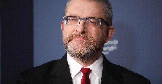 Patostreamer Marek M. z ENA na wolności za poręczeniem Grzegorza Brauna