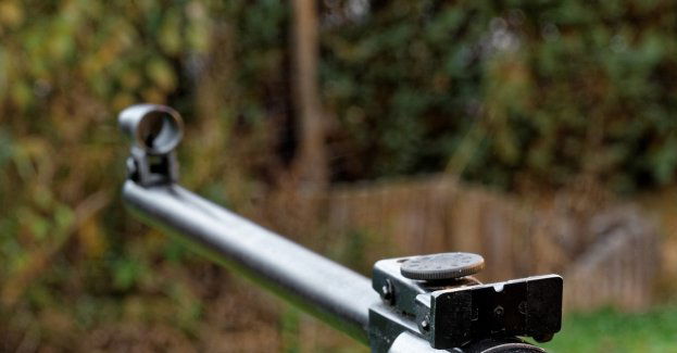 15-latek pożyczył wiatrówkę i ostrzelał wiatę przystanku; odpowie przed sądem dla nieletnich