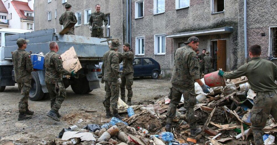 zdjęcie: Komisja Europejska wypłaciła Polsce 76 mln euro z Funduszu Solidarności na pomoc po powodzi / Głuchołazy, 27.09.2024. Trwają prace nad usunięciem zalegających na terenie miasta śmieci oraz przywróceniem przepraw przez rzekę Białą Głuchołaską, 27 bm. w Głuchołazach. W odbudowę zniszczonej w powodzi infrastruktury zaanagażowanych jest prawie 1800 żołnierzy i ponad 430 jednostek sprzętu. (amb) PAP/Krzysztof Świderski