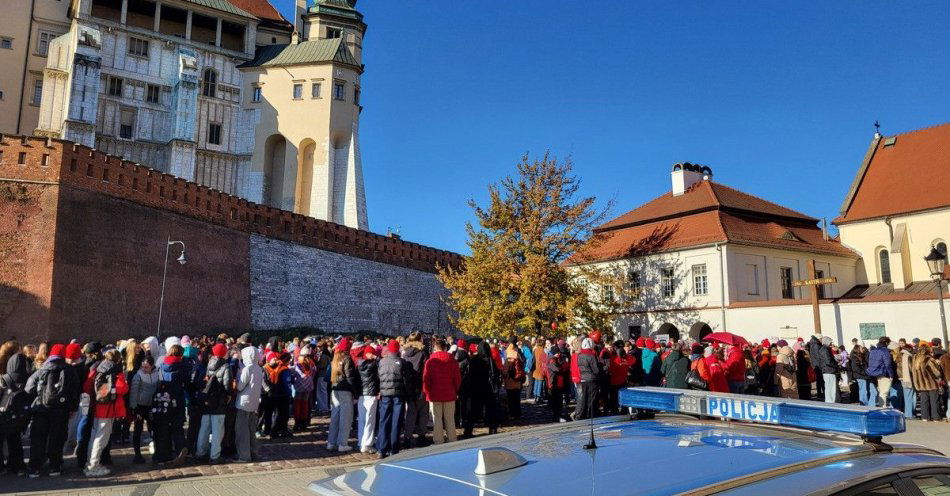 zdjęcie: Krakowscy uczniowie tworzyli czerwone serce przeciw przemocy / fot. KMP w Krakowie