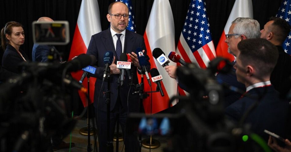 zdjęcie: Przydacz: ostatnia rozmowa prezydenta Nawrockiego z premierem Orbanem dotyczyła również Rosji / Dallas, USA, 28.03.2026. Szef Biura Polityki Międzynarodowej Kancelarii Prezydenta RP Marcin Przydacz (C) udziela wypowiedzi dla mediów w trakcie Konferencji Konserwatywnej Akcji Politycznej (CPAC) w Dallas, 28 bm. W konferencji wziął udział przebywający z wizytą roboczą w Stanach Zjednoczonych prezydent RP Karol Nawrocki, który wygłosił przemówienie dotyczące stanu relacji polsko-amerykańskich. (amb) PAP/Adam Warżawa